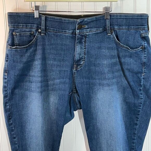 A.N.A. Mid Rise Skinny Stretch Women’s 24W Blue Denim Jeans Minor Distressing - Picture 2 of 7